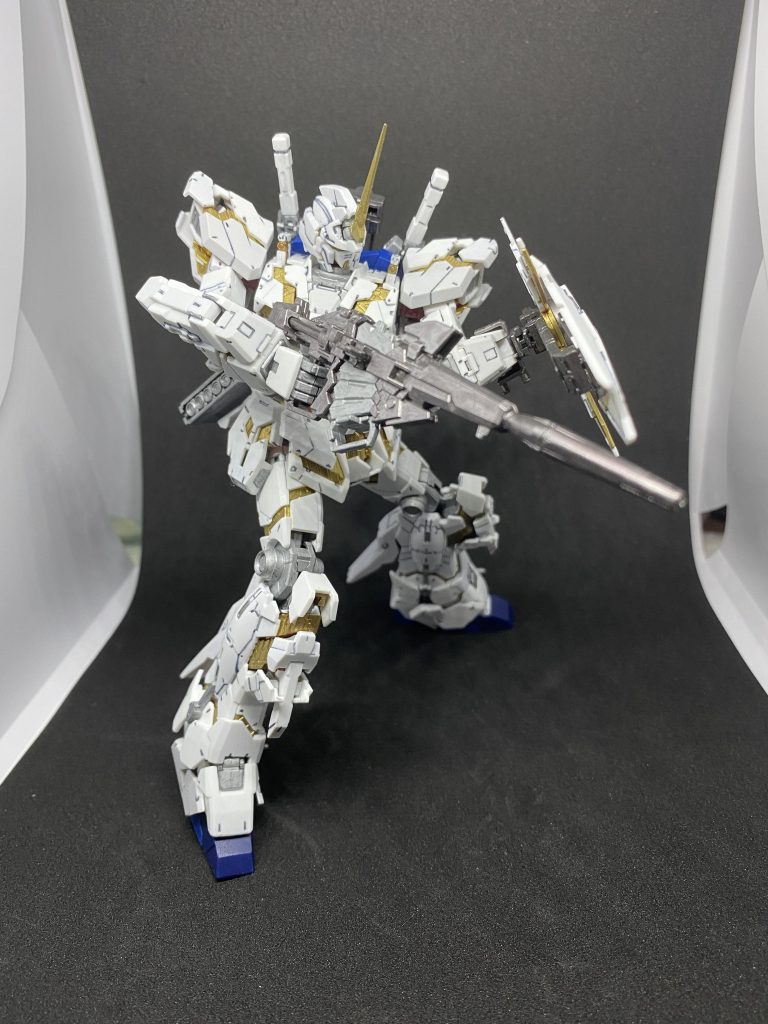 ユニコーンは漢字で一角獣ですのでデストロイモードでも1本角にしてます自分のユニコーンのイメージが角が黄色なのでそれに近い金で塗装しました