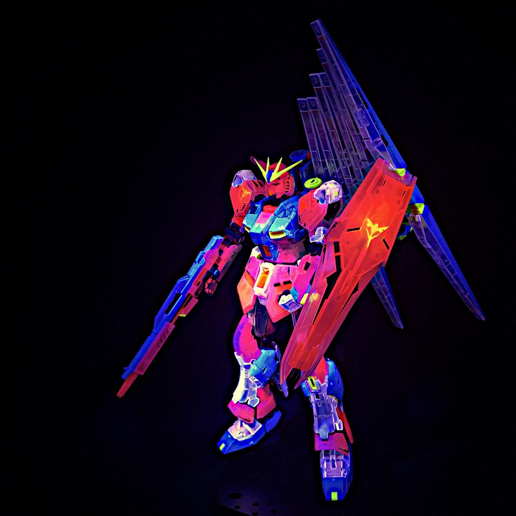 ルミネ塗料は赤青緑の三色しかありませんが、混ぜて色を作ることができます。🤔しかし通常の混色とは違い光の三原色による加法混色となります。例:赤＋緑→黄色3色をバランスよくまぜれば白ができますこの作品ではピンクやパープル、ディープブルーを使いましたが混色がなかなか難しいです🥺