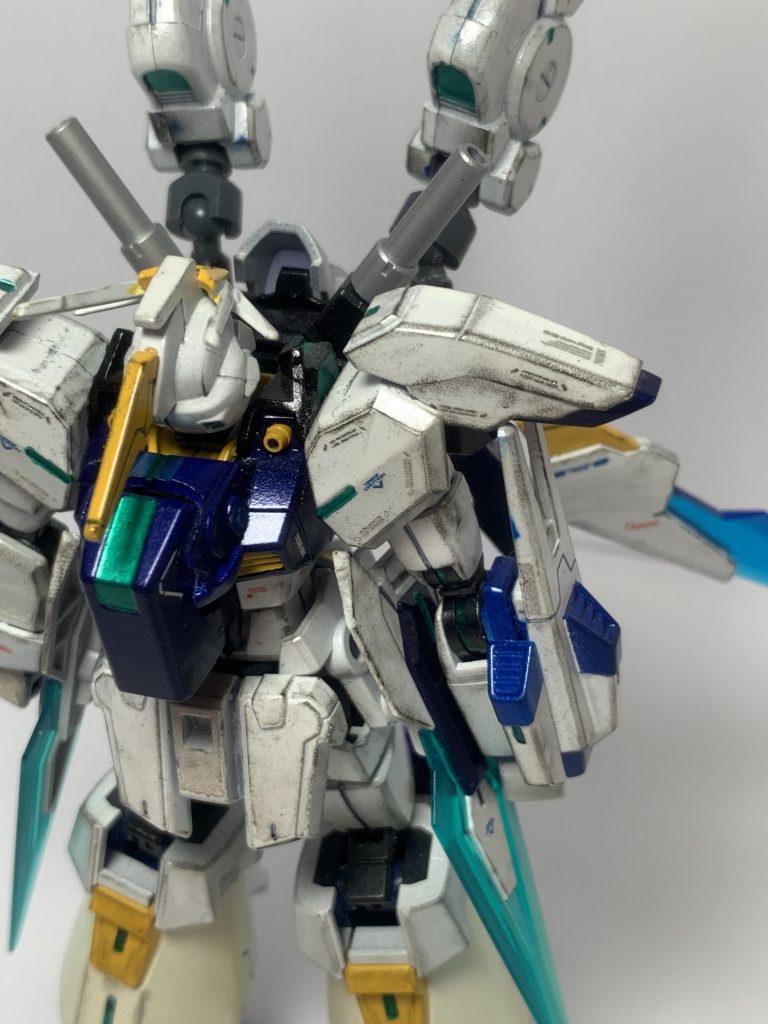 肩に注目。元のキットのギミックを活かして可変時に肩の形状が変化する状態を再現しました！