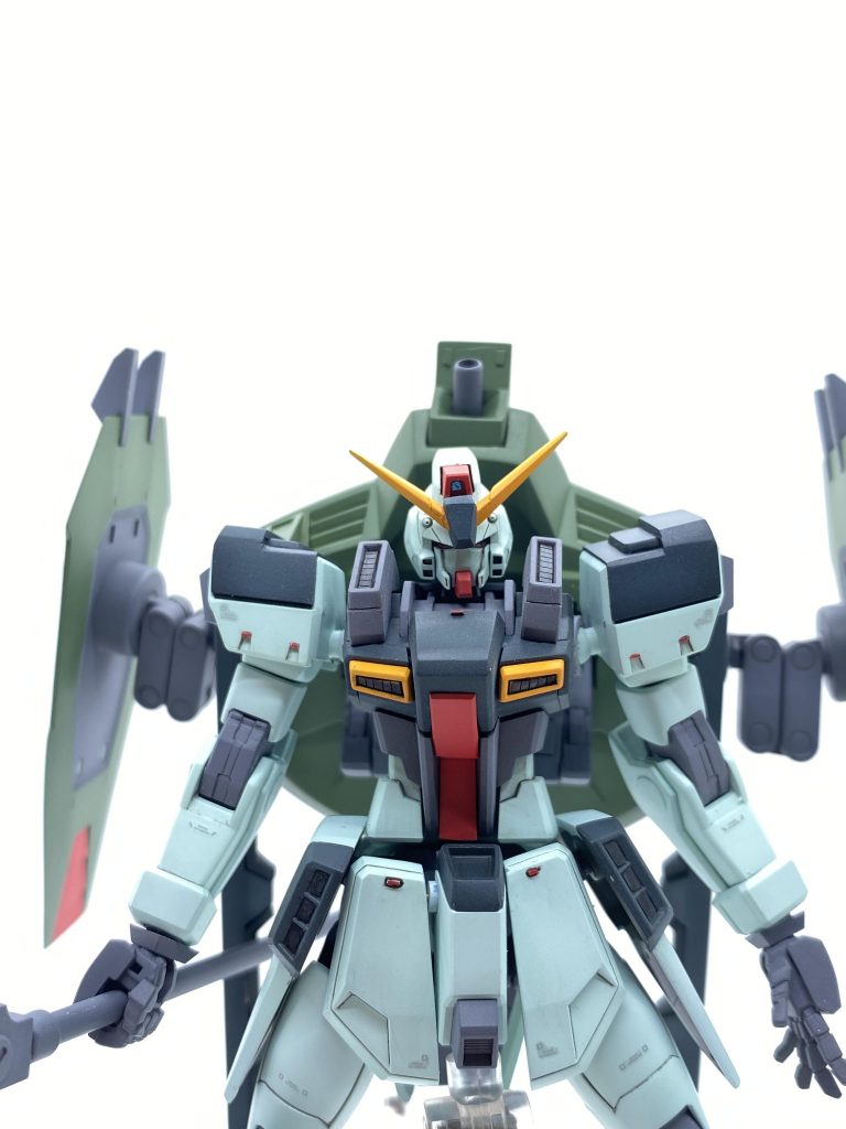 頭部は小型化して小顔に