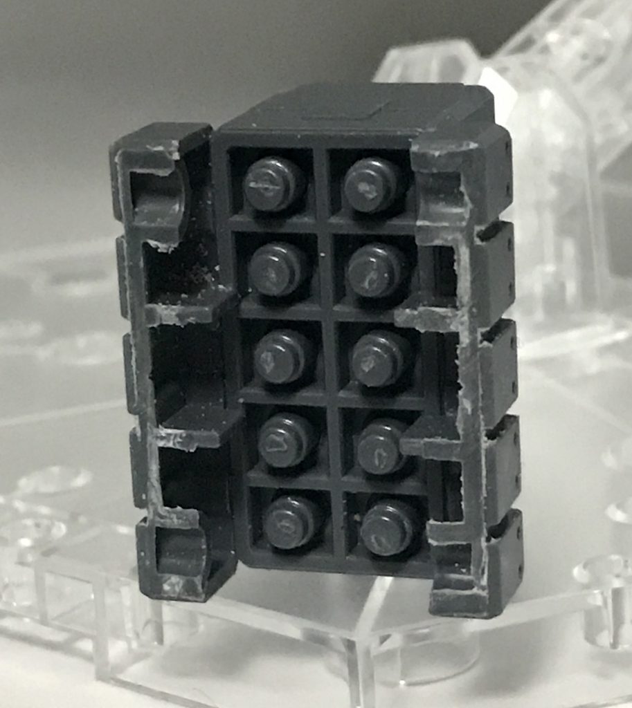 背部ミサイルランチャーはボールデンアームズを普通に組んだものと開いた状態のものとで2つ製作してます