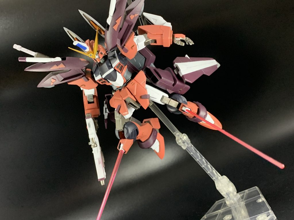 脚部、ビームニー肘アーマーにビームサーベル発生器を、内蔵。後のインフィニットジャスティスのグリフォンビームブレードのプロトタイプになります。