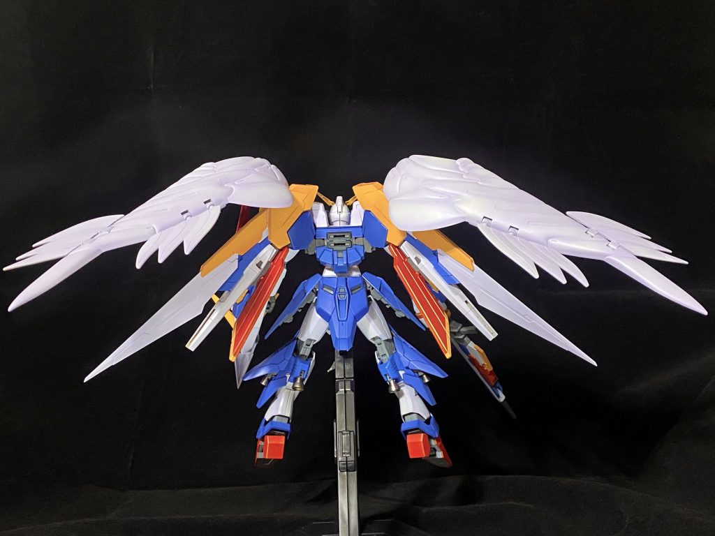 バックショット。EWカスタム版の翼はウィング基部とは別に接続されています。プレイバリューギミックとして着脱可能です。