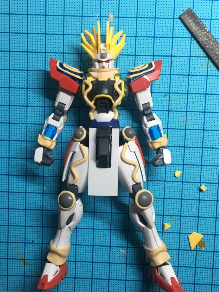 塗装前の状態です。髪の色が完全にスーパーサイヤ人です。