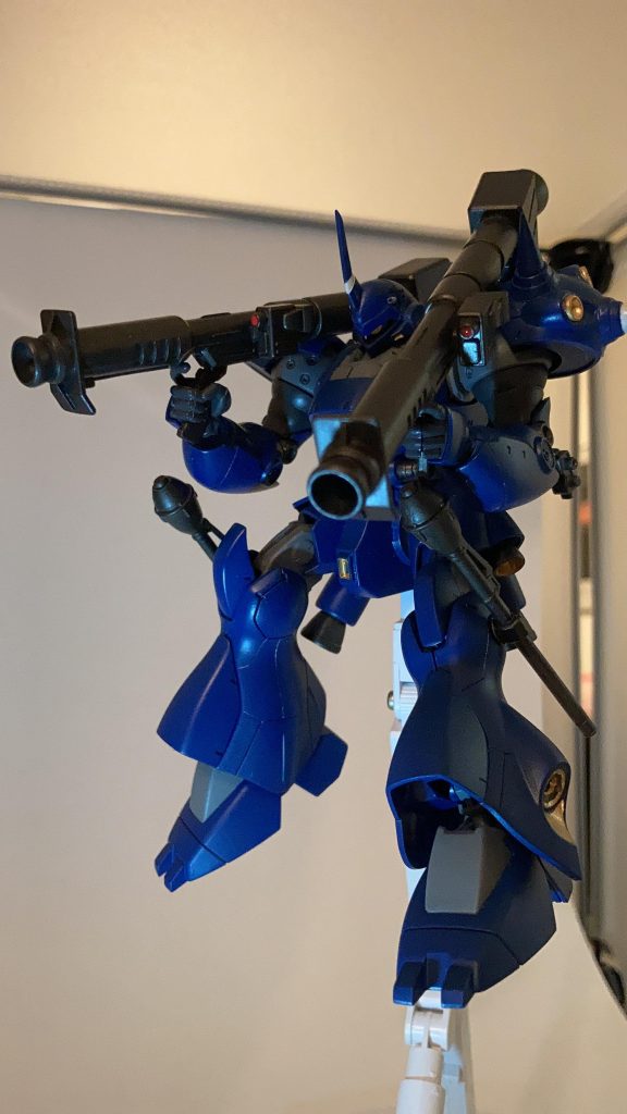 ジャイアントバズ×21枚目は何気にうまく撮れたと思う‼️2枚目は降下しながらの射撃をイメージしたのですが、これはちょっとイマイチかも😅バズーカのセンサーの丸い部分は蛍光ピンクで塗ってレジン、後ろの四角い部分はラピーテープの緑を貼った後にレジンを塗布してあります。