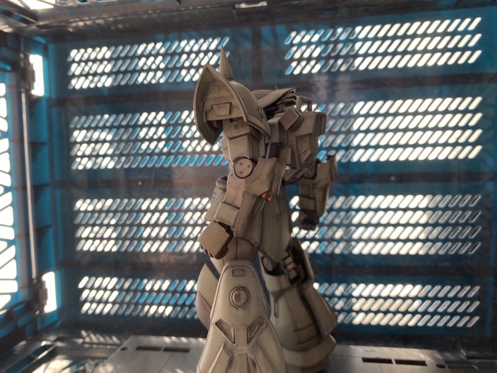 ショルダーアーマー内部はプラ板で延長して、ディテールupパーツを貼り付け、腰のサイドアーマーと下腿の穴はディテールupパーツで塞ぎました。