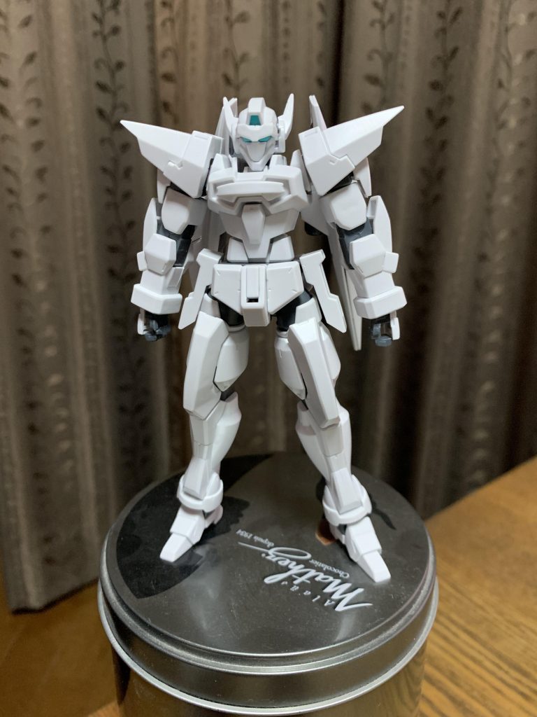 ベース機のGバウンサー素組。AGEは見ていなかったのでなんの思い入れもないけど、なかなかカックイー機体。特に、ちょっと可動するバックパックのバインダーには惚れた！腰が前後逆になってる事に気付かず撮影💧