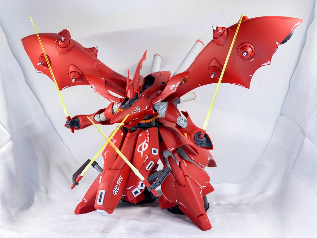 隠し腕を使用してのビームサーベル四刀流。