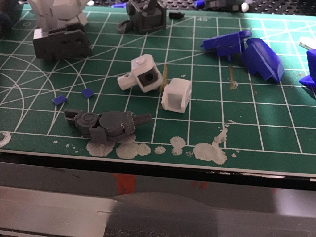 肘の関節はHGUCのVガンダムから移植。こちらは二の腕のピンを切り落とし、穴開けて、二の腕カバー内側を肘関節が入り込むように削り、腕内部も関節が入るよう削りと、中々の作業量でしたw