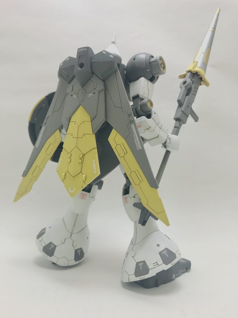 前回コメントでディテールを沢山褒めていただいて嬉しかったので、きっちり図に乗って今回は多目に入れました。しかし元がシンプルなせいかそれほどもりもりって感じでもないですね。ズボンの裾にハッチを掘って色分けしたらサッカーボールみたいになりました笑