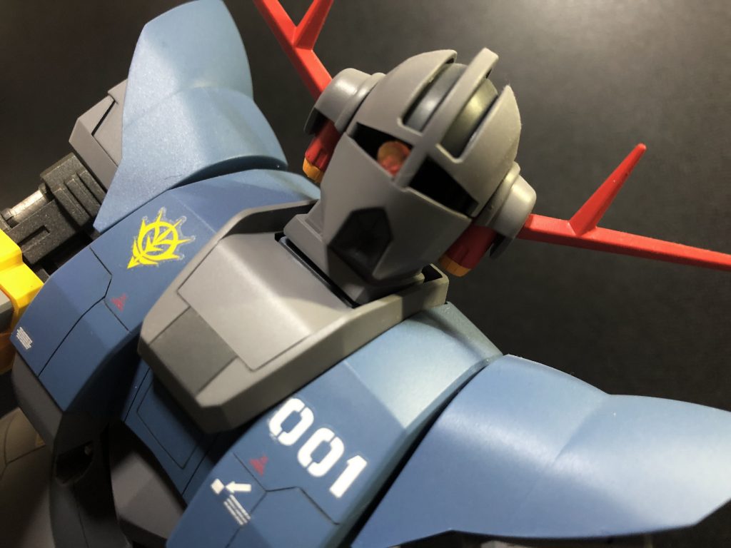 モノアイのシールは許せなかったので、横方向だけですが可動するようにしました。