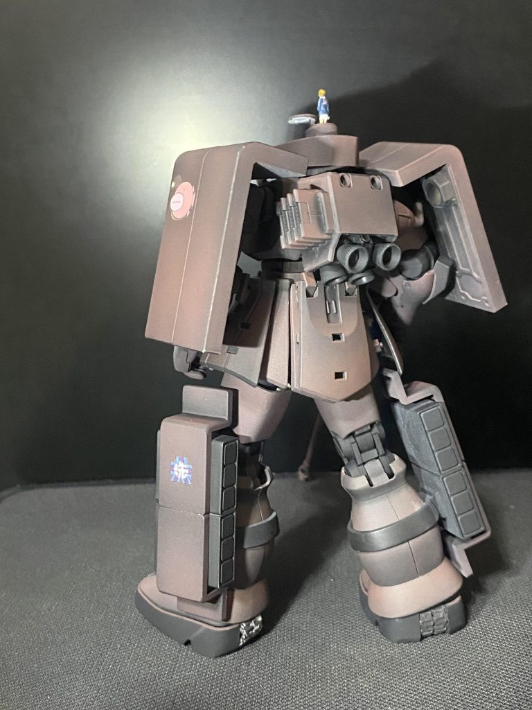 バックパックも後部に延長し、同時に製作したF型のザクとの違いを出しています。