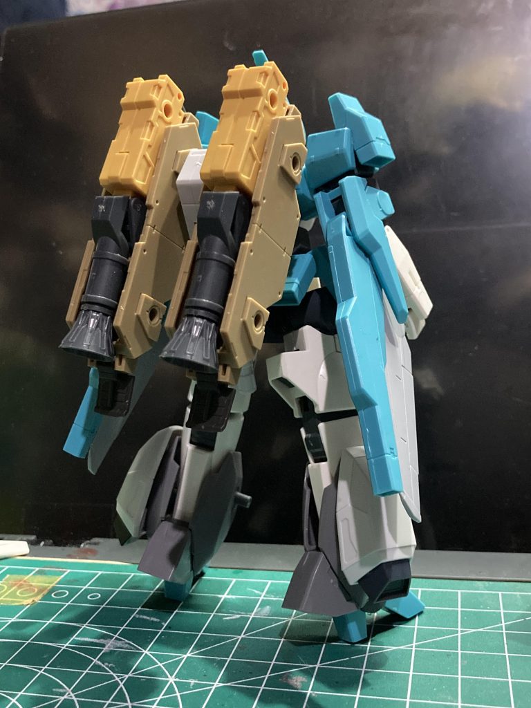 背面のブースターは30MMのエグザビークル(タンク)の物を使用コトブキヤのバーニアやらを組合せそれっぽくでっちあげ