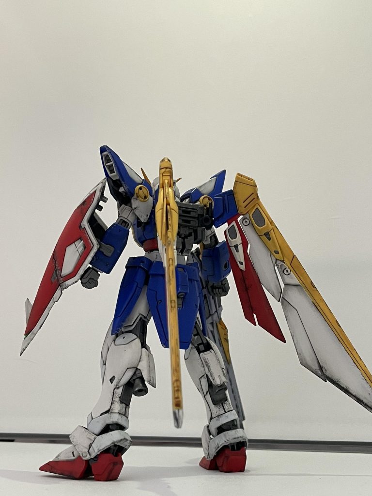 フロント、バックショット。初めてですがリアルタッチマーカーによる汚し塗装上からエナメル塗料の黒とシルバーでスポンジチッピングを施しました。自分の中でのウイングを作ったつもりです。