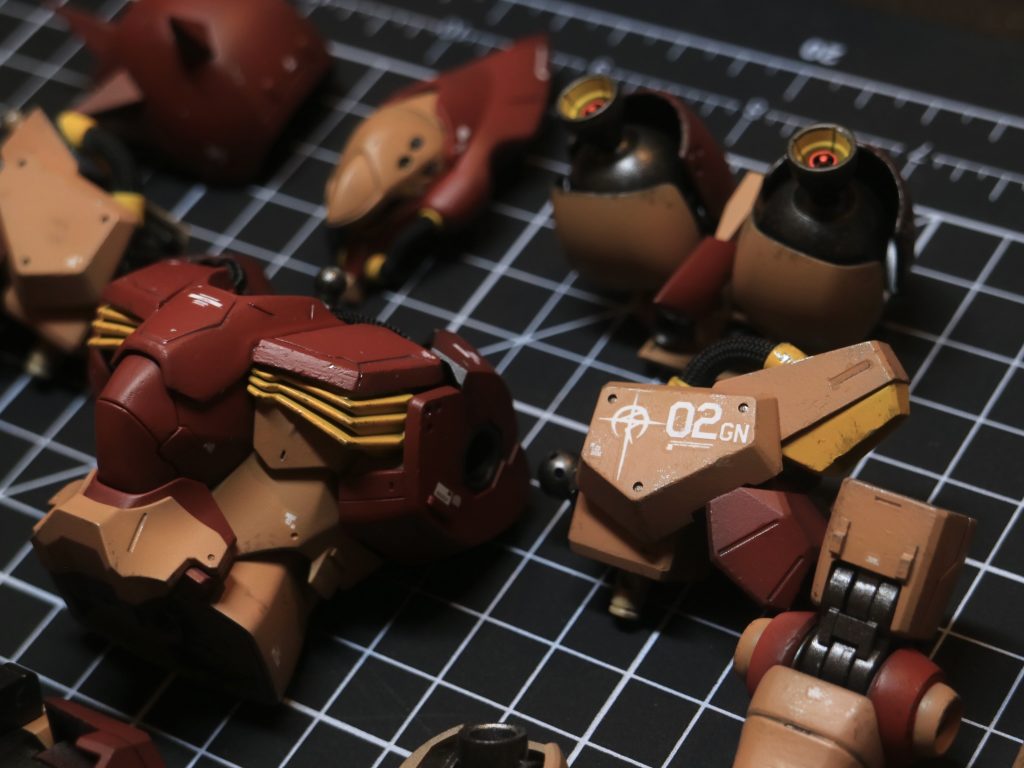 肩のマーキングはガウマン搭乗機のコールサインである02をイメージ、ガウマンのイニシャルも入れています。