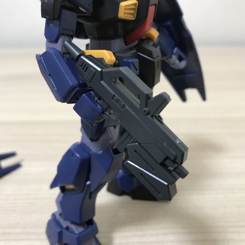 武装はヘイズル系のものです。腰には予備マガジンを付け、盾はジムクゥエルの物と同じです。