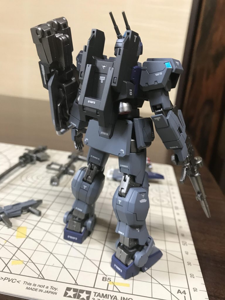 本来、スレイヴレイスだと通常ランドセルの上からパラシュートパックを取り付ける仕様になっておりますが、コンパチパーツを間違えて組んでしまい、外せなくなってしまったのでこの様な形になりました。説明書はちゃんと見ないと駄目って事ですね。（ ;  ; ）