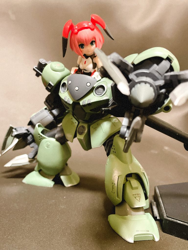 アームはM.S.Gのスパイラルクラッシャーを使用これぐらいボリューム感ある方が乗り物感が増してカッコイイかなぁと(。╹ω╹。)ただし自重が重すぎて腕を上げて固定が出来ません。ココは次回作る事あれば改善したいなぁデカイドリルとクローはロマン!