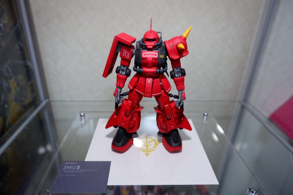 真正面からの写真です。全体的に収めてみました。台座を軽く作ってみたのですがかなり映えますね。