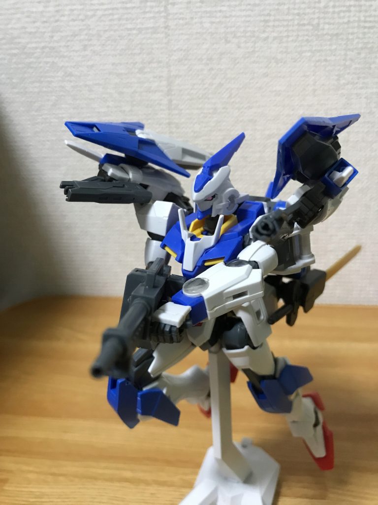 射撃形態戦闘時はバックユニットからこんな感じでサブアーム(バエルの腕)が展開してビームガンで援護射撃