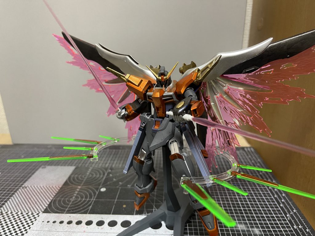 近接戦闘にビームサーベルとCファンネル、パルマフィオキーナ。近〜中距離戦にビームライフル、フラッシュエッジ、バラエーナ、クスィフィアスで対応することができます。