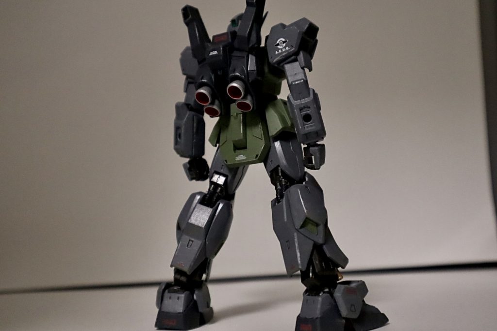 後ろから撮影したものかなり地味ですが腰部にプラ板を貼って情報量を少し増やしました。