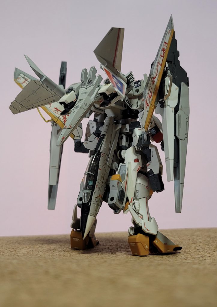 前作と比較するとMS形態がだいぶ様変わりしていると思います。改造は基本的にファイター形態で実施し、最後にMS形態にして変形機構と可動範囲を確認する流れで行いました。なのでこの姿は成り行き成分過多です。それでもなんとかランチャーを装着した状態で自立できました。前面のランチャーもさることながら背面のバックパックもボリュームアップし、肩に防弾板も装着された為ごちゃごちゃ感がすごいです。一応可動範囲はレギンレイヴ時代と比較しても大差ないですが、肩軸可動は塗装していることもあり遊びにくいです。気をつけないとすぐにパーツを引っ掛けて塗膜が剥がれます。