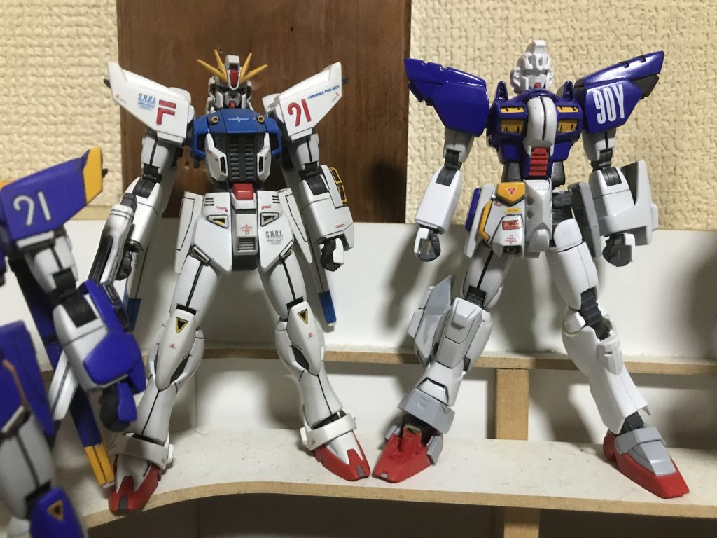 画像では若干HGのF91より高くなっていますが、この後に腹部を切り詰め調整してだいたい同じ全長になりました。