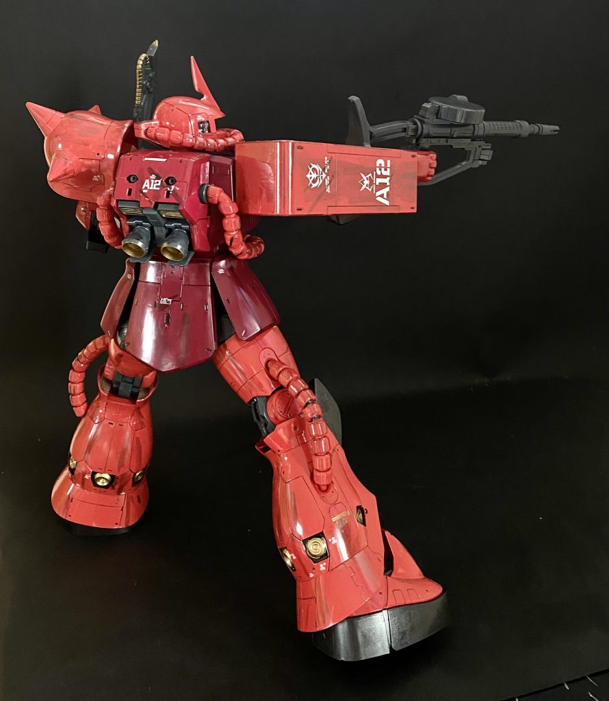 斜め後ろから破けたデカールはリアルタッチマーカーで戦闘跡にしました。