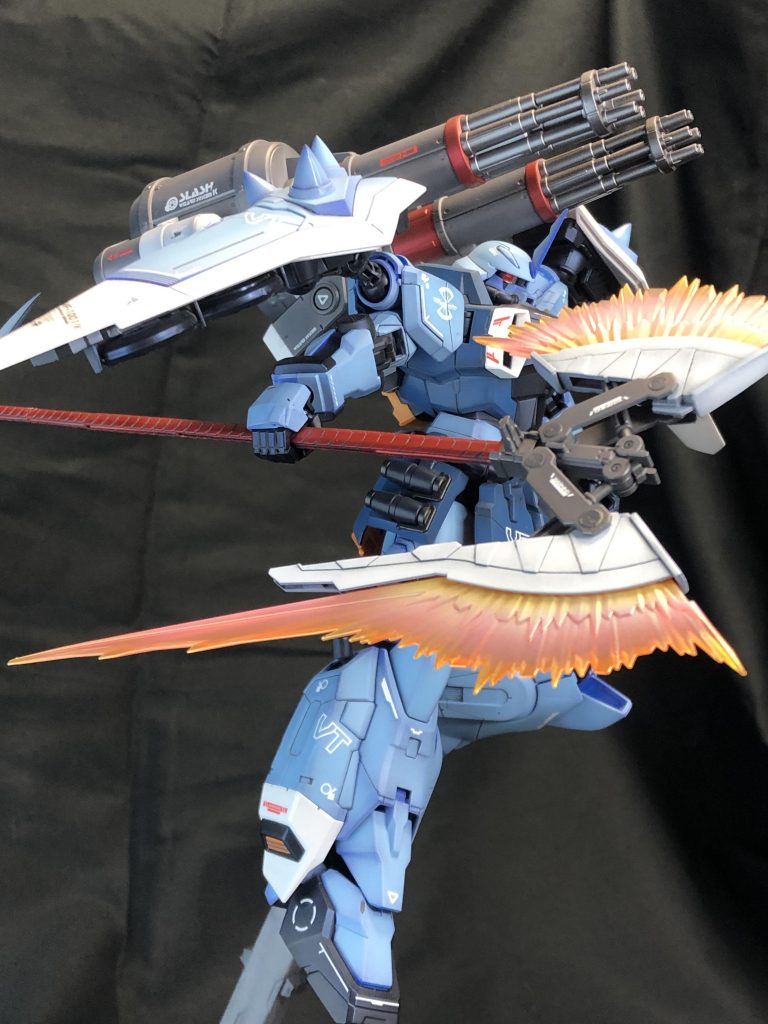 基本色は下地にウルトラマリンブルーブリリアントというパールカラーに雪ミク用カラーをグラデ。濃い青はメガサイズドラッツェ製作の際に大量に作ってしまった青が見事に合致したので、フレームなどと同じプリズムブルーブラックを下地にグラデ塗り。白はExホワイトにグリーニッシュホワイトパールを使用。ガトリングなどはバーチャロンカラーのフレームメタリック1を吹いて、一部はその上からメカサフを塗ってあるよ。