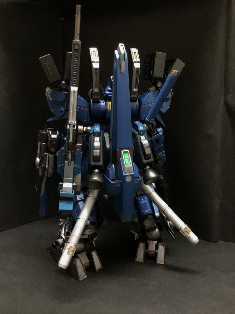 元のシールドは大型スラスターとして背部に装着。バックパックにプロペラントタンクと小型のブースターを取り付けていますが、シールドに隠れて小型ブースターはほぼ見えないですね………。