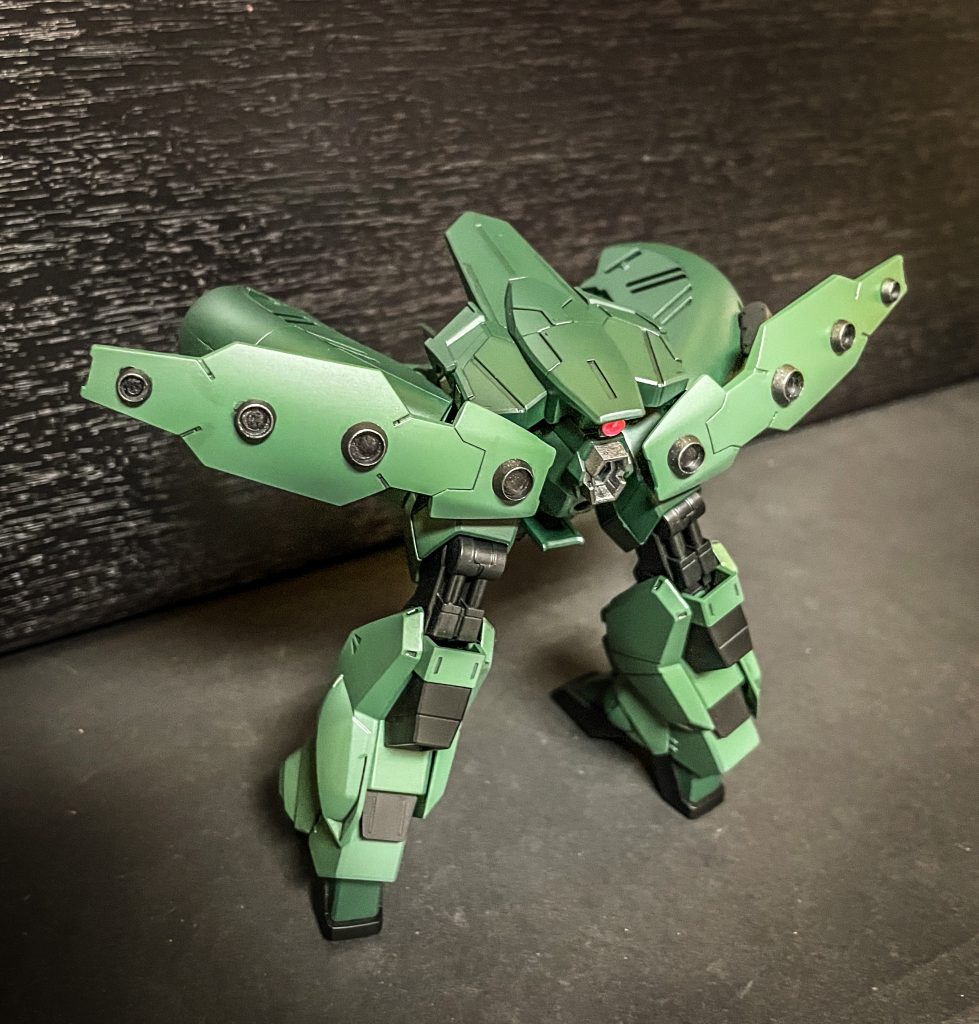 MA形態新たに採用された形態。アッシマーのような複雑な変形過程を省略。脚部を90°曲げ、腕部装甲とシールド移動だけで変形を完了できる。