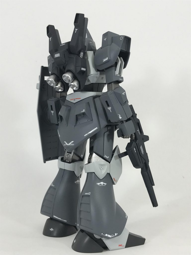 ビームライフルとバックパックをマークⅡから流用し、性能の底上げを行ってます。