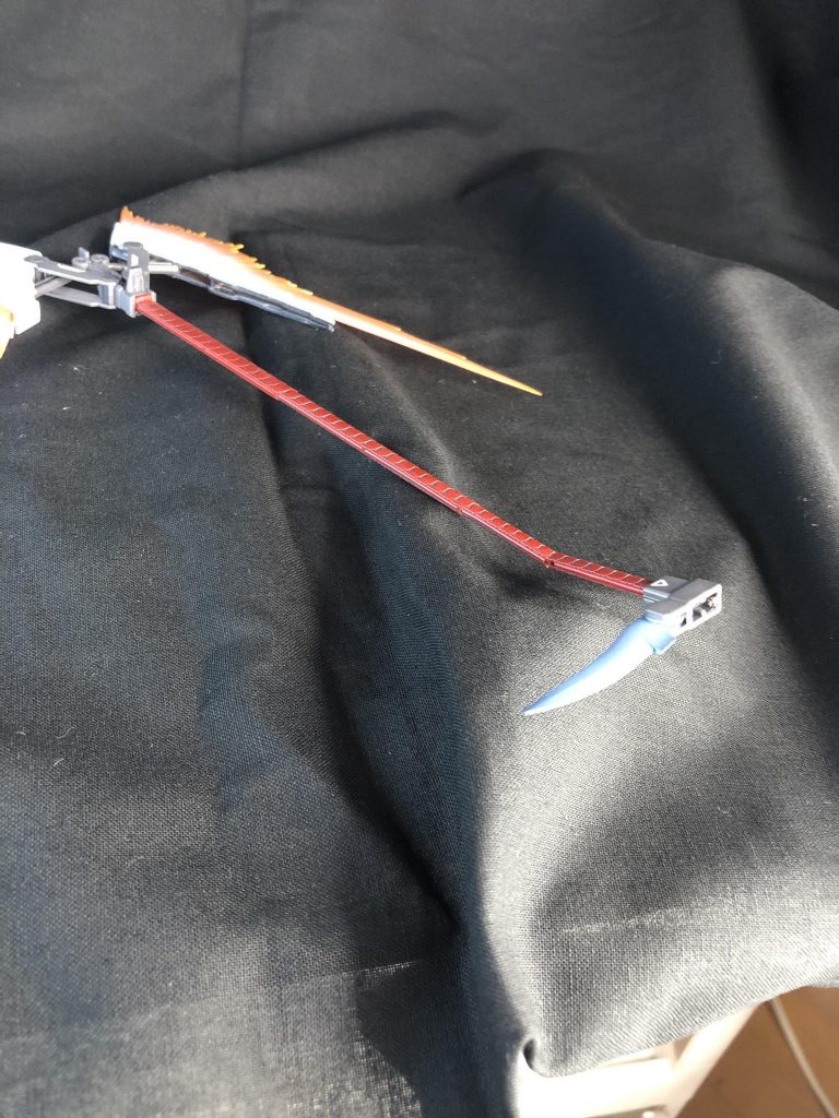 これは完成したから撮影しようと楽しく準備してたら力の入れ方間違えて一瞬で折れたビームアックス。 ごめんな、イザーク(