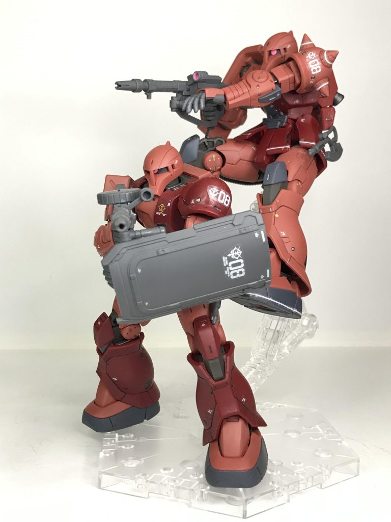 2種類のシャアのザクI。手前が「シャア・アズナブル機」で、今回のが「シャア専用機」です。