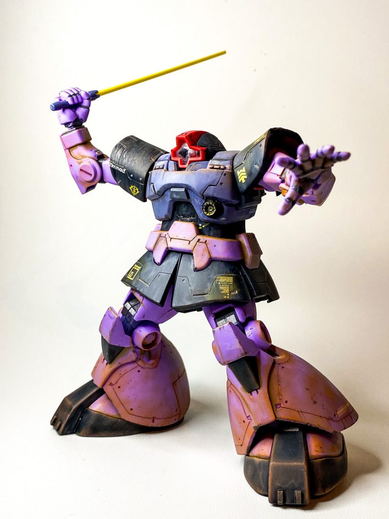 塗装は脚部内赤とバーニア、モノアイ、メガ粒子砲、バズーカのみ。