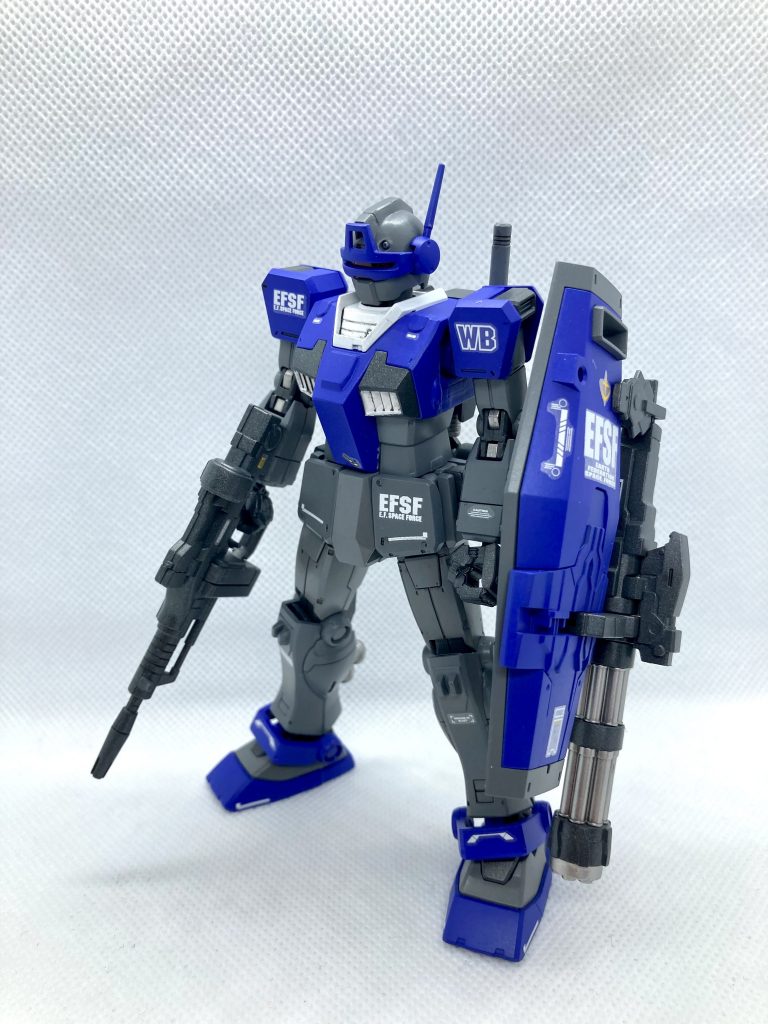 ジャブロー後の補充兵が使用しているただのジムという設定。股間はプラ板で埋め、ただのジムということでノーマルジムと同じような配色にしました。武装もデカールもなしではあんまりかなと思い、青部分がデカールは他の2機より多め。武装はなんとも後付け感が出るシステムウェポンのシールドガトリングをつけてみました。ビームライフルは余ってたガンダムの初期型のライフル。ビームサーベルは設定通り一本にしとこうかと思いましたが、ランドセルの穴が勿体なかったのでジムの物を2つつけてみました。