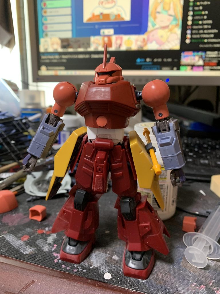 腕は干渉がひどくてまがらなかったので、ドーベンウルフ側のウデの角を削り、ゲルググ側の接続で邪魔な箇所を切り落としてなんとか可動してくれました。