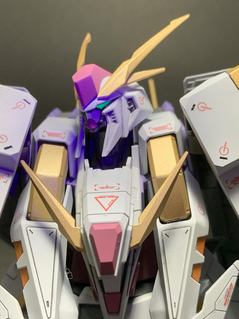 ツインアイは蛍光グリーンを塗布。UVライトで照らすと光ります!ビームライフルのサイトにも塗ってますが、若干ムラがあったのであえて載せてませんw