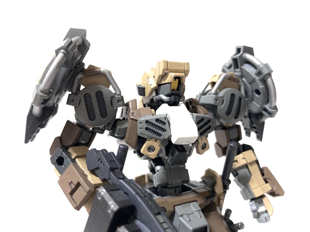 頭部にヘッドガード、チンガードなどを付けることでちょっとした変化を付けています。