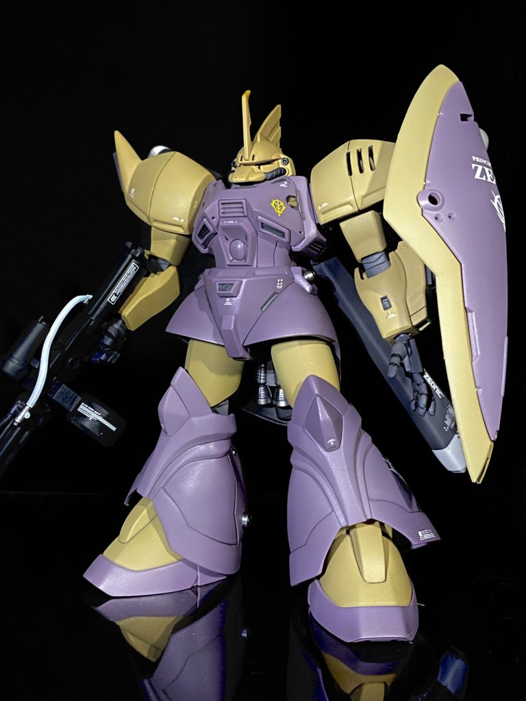 正面。肩のスリットを開口。顔はモノアイレールを狭くして悪役顔に。