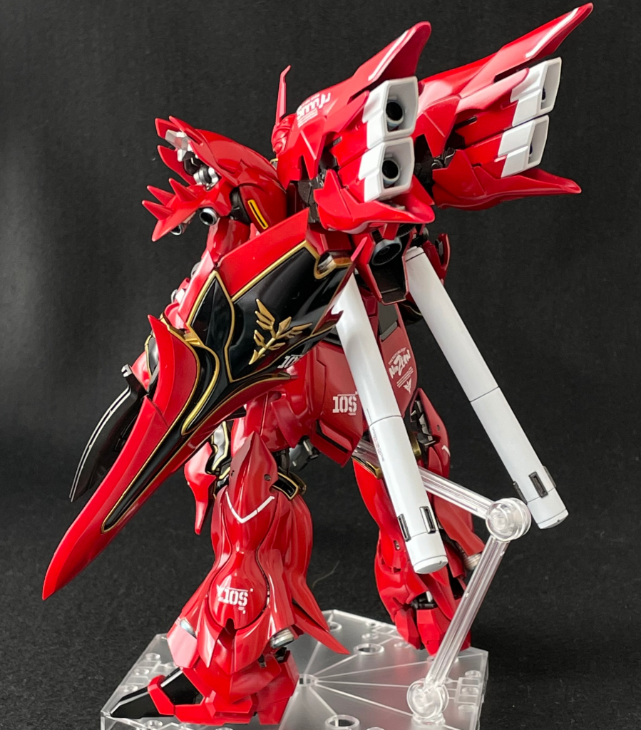 後ろ姿。盾のエンブレムがかっこいい。黒は車の内外装で使われるピアノブラック。ガイアノーツExブラックにExクリアーを重ねて再現。良い感じの艶です。