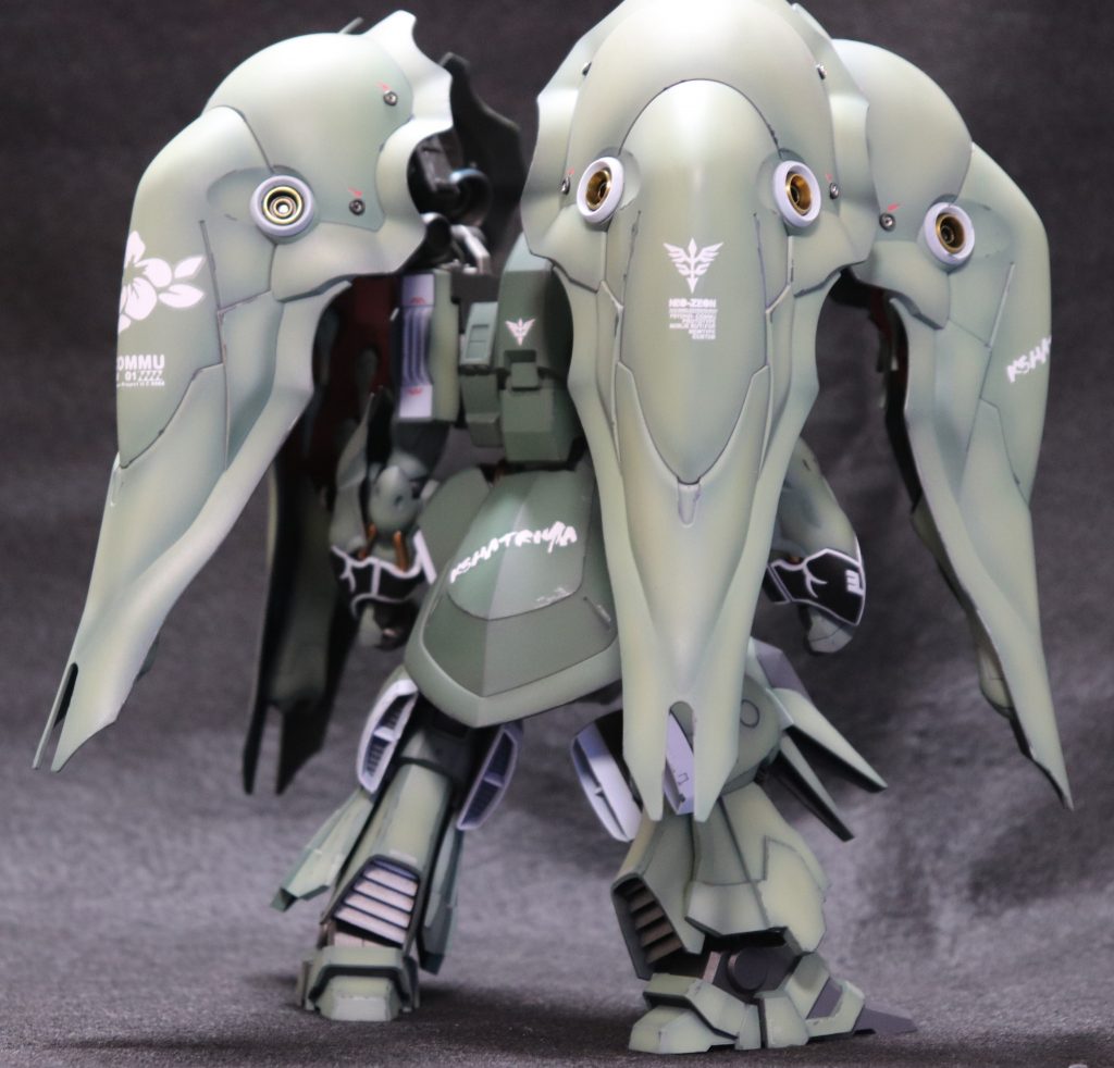 後ろ姿です。今回はウェザリングも入れています。バインダーの小さい〇は金属パーツに交換。