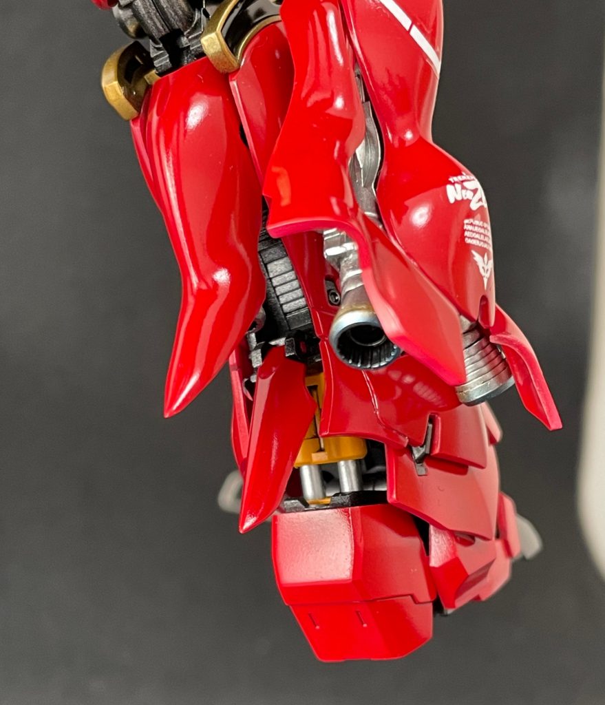 ビルシュタインのイメージでシリンダーは黄色に。バーニアはマフラーをイメージして焼き色を入れています。