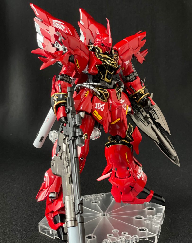 全身写真です。赤はガイアノーツプレミアムレッド。下地を2種類使って色分けしようとしてますが、全く差が出ませんでした…メッキは落としてスターブライトゴールドで塗装しなおしています。よく言われていますが、本当に関節が緩いです。腰は接着して動かなくしましたが、それでもスタンドなしではまっすぐ立つことはできず、盾の重みで左に傾いてしまいます。