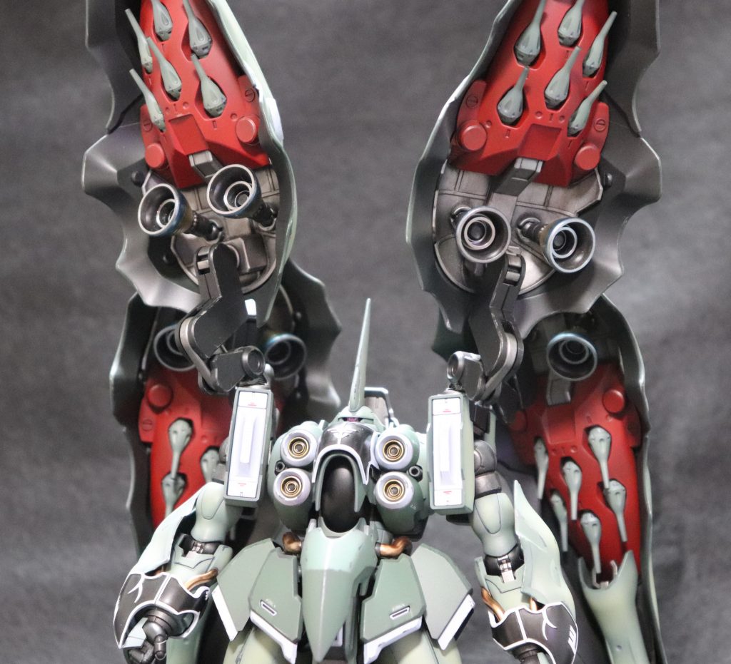 バインダー裏のファンネルコンテナをどうしても赤にしてみたかった。苺みたいです。フレーム部分はヘキサギアカラーのガンメタルを使ってみましたが、なかなかいい感じの色です。