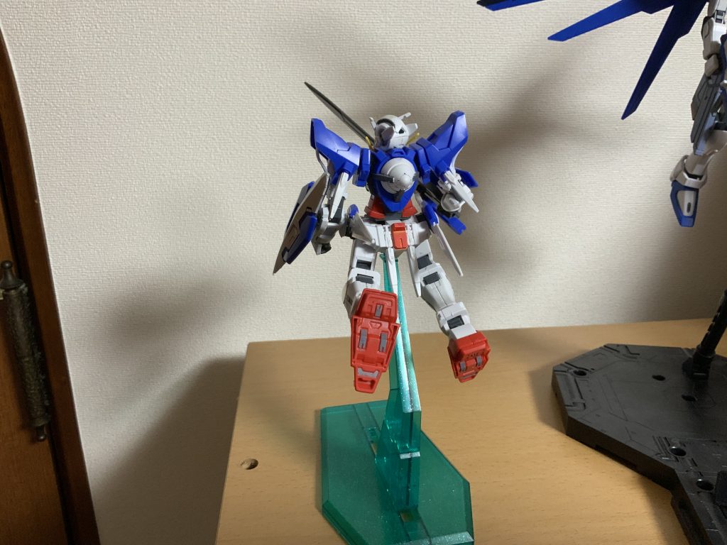 こちらは足裏です。12、3年くらい前の「機動戦士ガンダム00 2nd season 25話『再生』」において月でリボンズの駆る0ガンダムと対峙した際にエクシアはコックピット周りをビームサーベルで斬りつけられます。ってか2009年ってそんな前なのか...(絶望)まあ当時のことなんてまだ3歳にならなかった僕は知る由もないですね。()リアタイで見たかったなあ...話を戻そう。その際に一瞬だけ見える「スパイク展開」ですね。まあ色塗っただけですが。割とこれでもリアルになってテンション上がります。