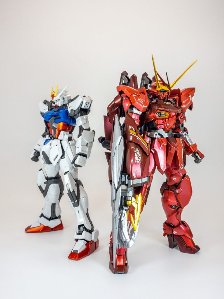 最後にチタニウムフィニッシュのストライクと並べて。以上、MGテスタメントガンダムでした。