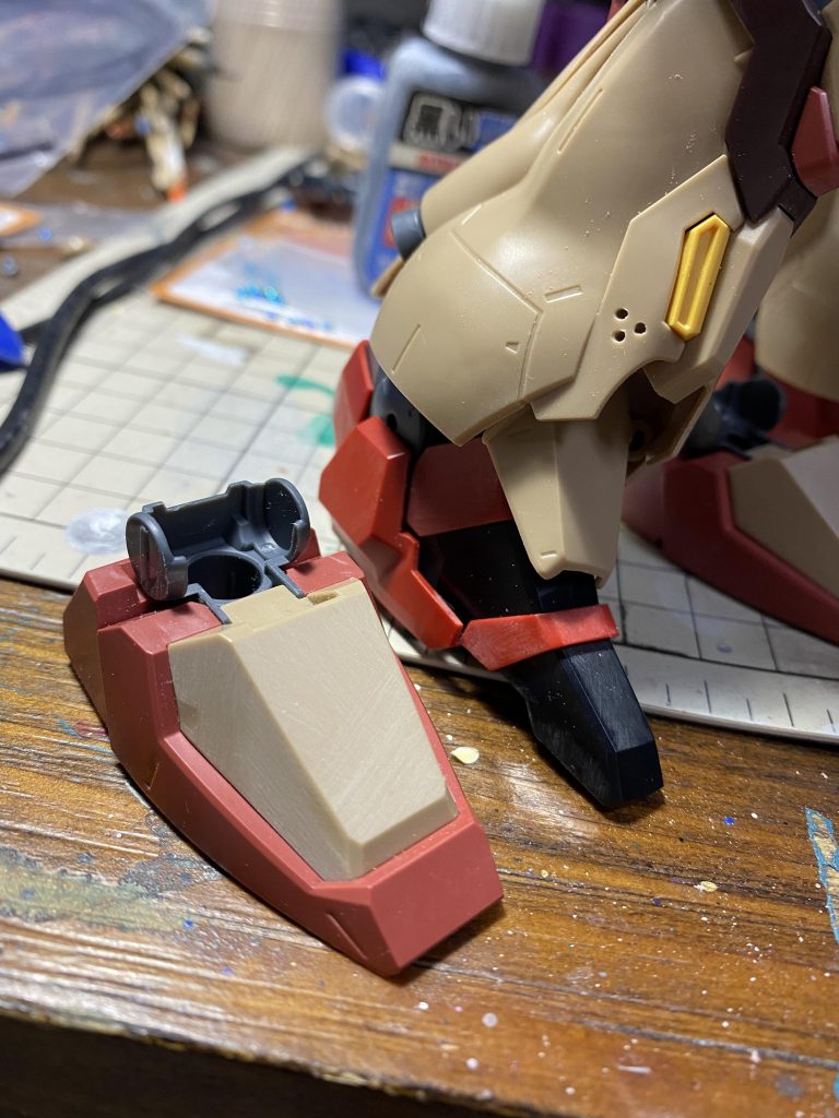 スリッパをMGサザビー の足に