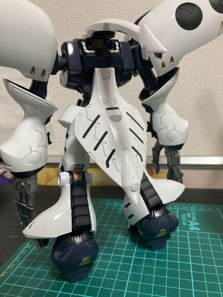 背中ちょっとディテールが甘いからスミ入れしにくかった…円のスジボリってどうやるんだ…？